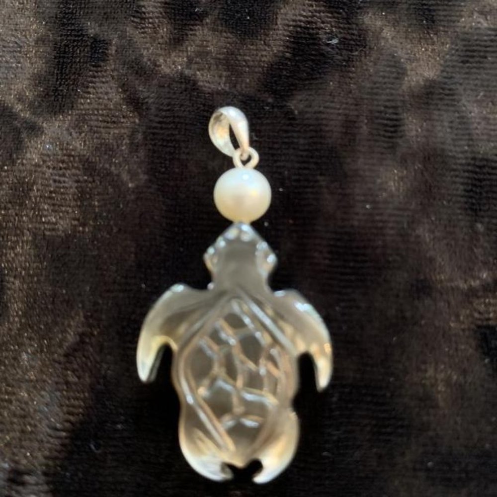 ABALONE PEARL SEA TURTLE PENDANT 4CM